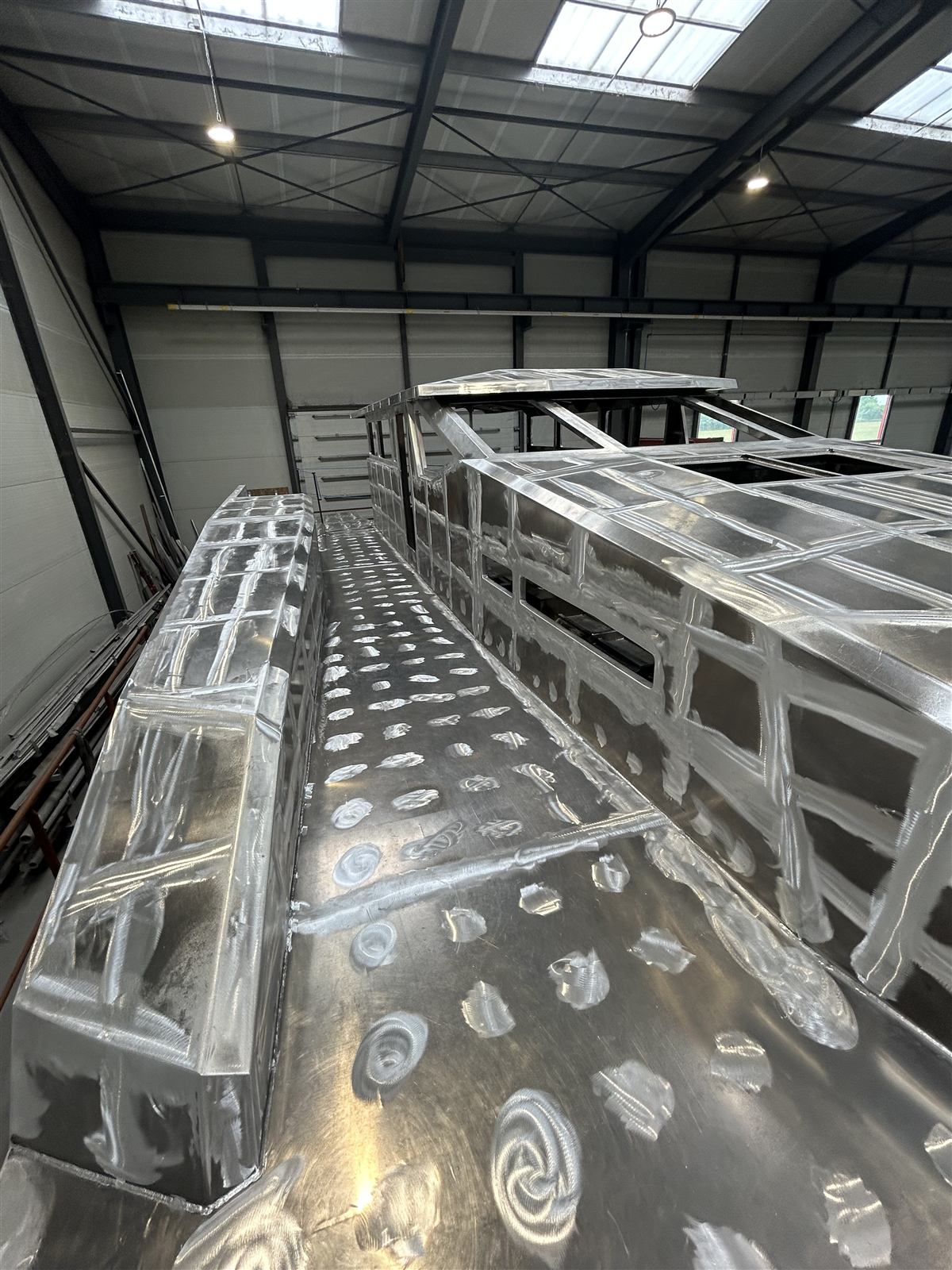 Structure aluminium du quadrimaran en cours d'assemblage MIG — Soudan (44)