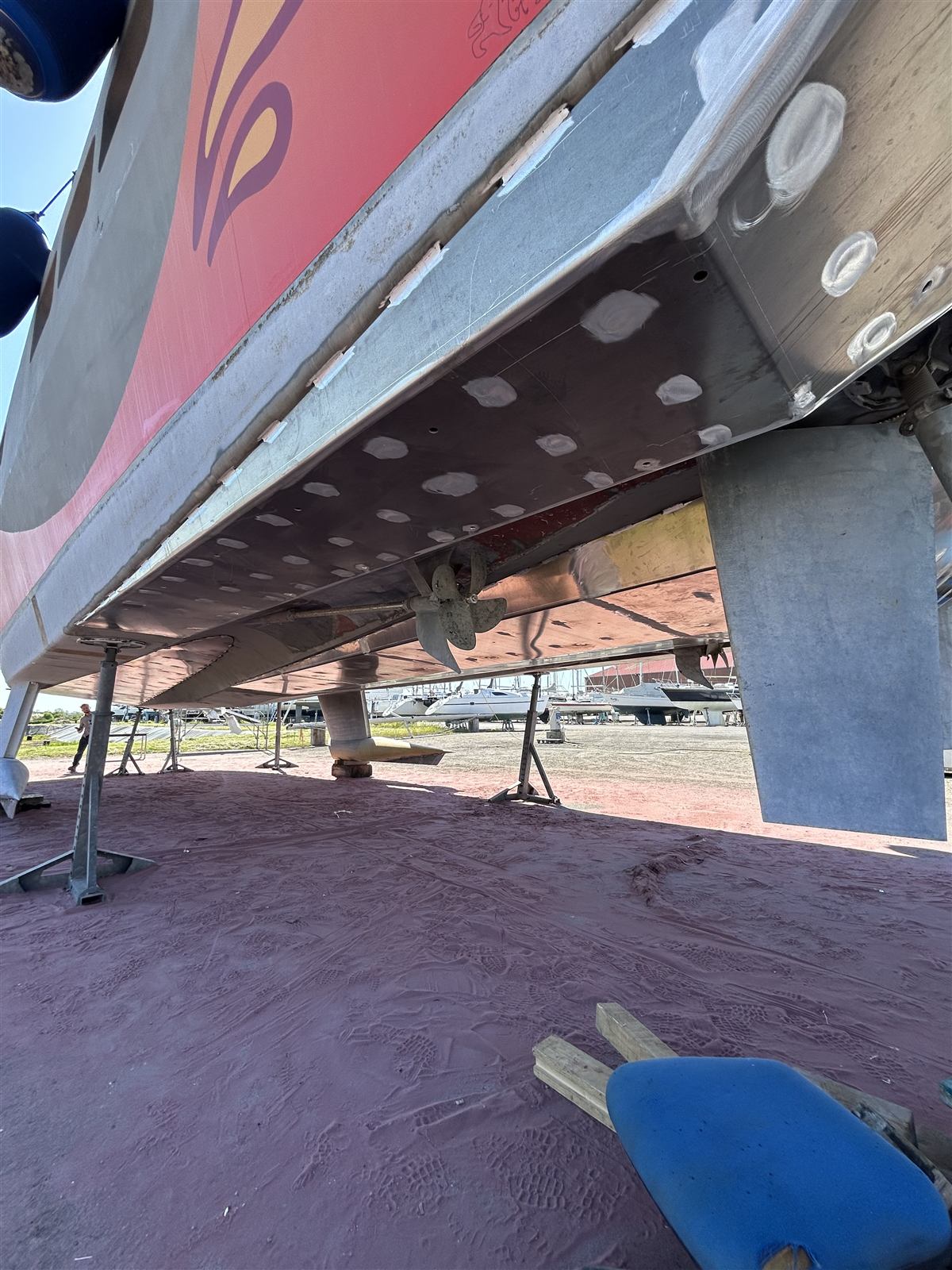 Soudage MIG aluminium sur prototype naval — correction ligne de flottaison, port à sec de Paimboeuf (44)